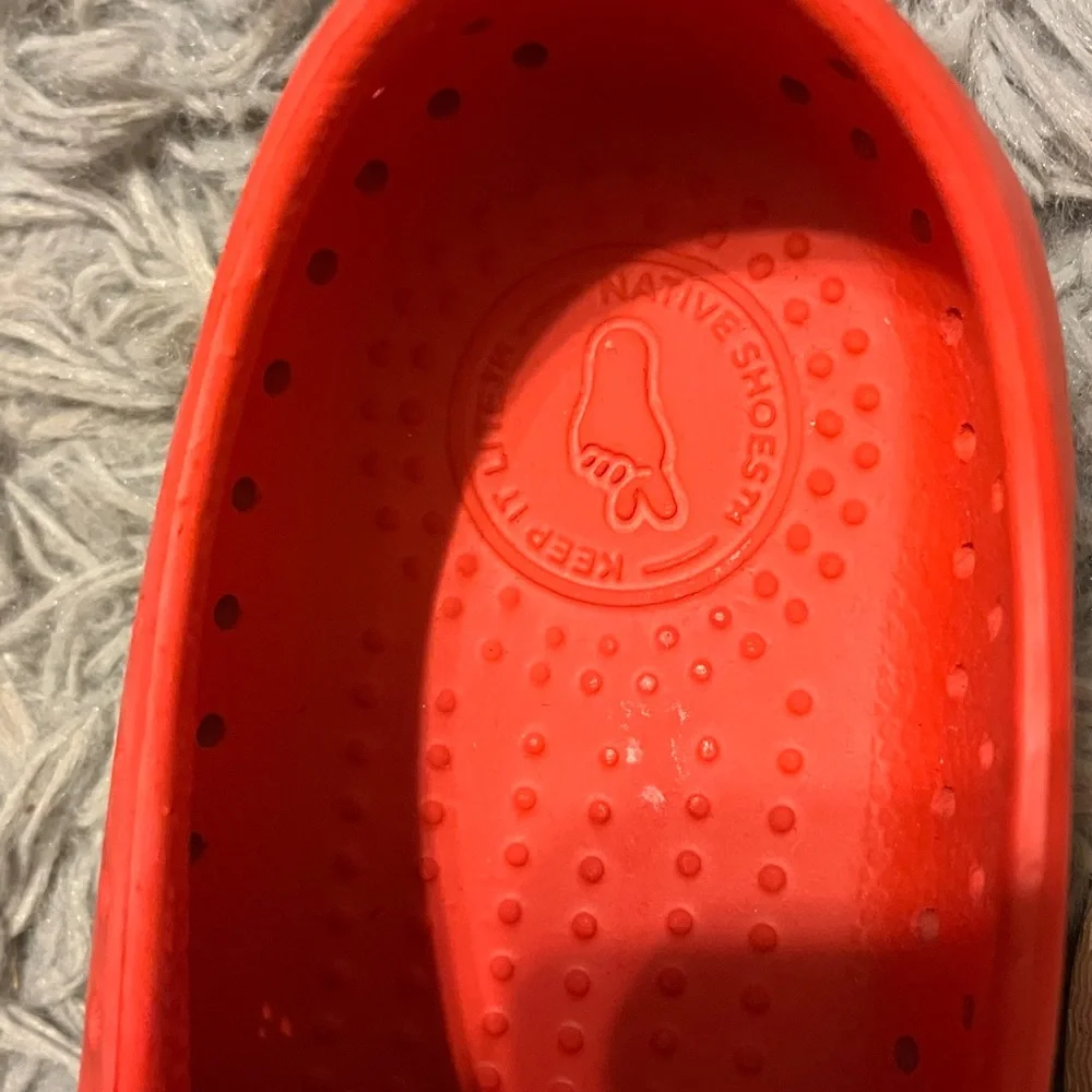 Native Jefferson Rubber Slip On Shoe J Size 6 Red Waterproof UNISEX